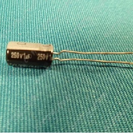1 uF  250V 105C° Kondenzátor, furatszerelt, mini híradástechnika / RENDELÉSRE